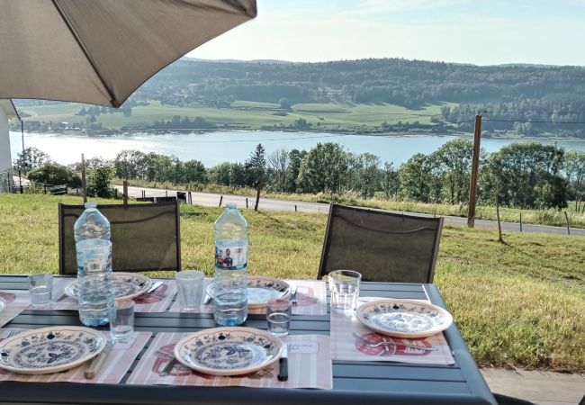 Maison à Montperreux - Grande maison de famille avec vue sur le lac