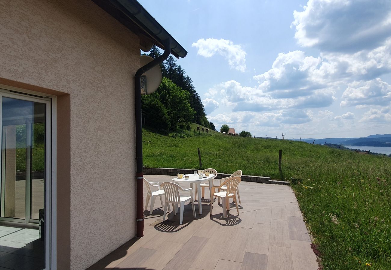 Maison à Montperreux - Grande maison de famille avec vue sur le lac