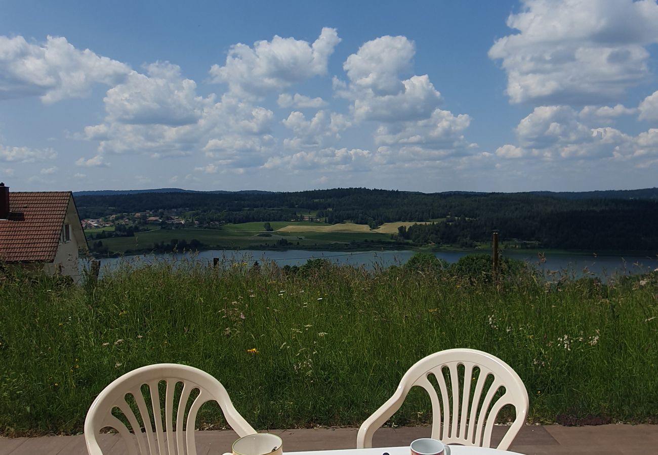 Maison à Montperreux - Grande maison de famille avec vue sur le lac