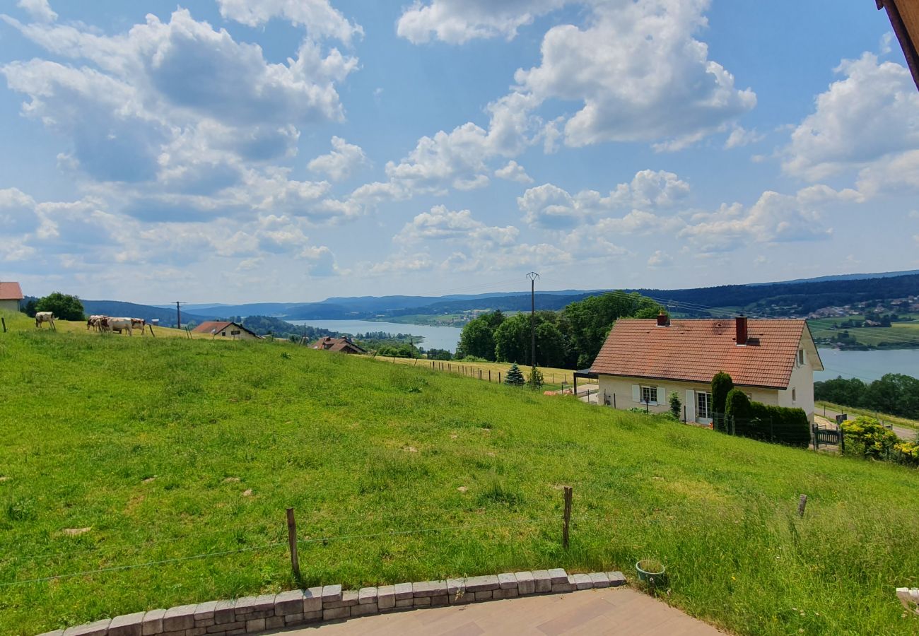 Maison à Montperreux - Grande maison de famille avec vue sur le lac