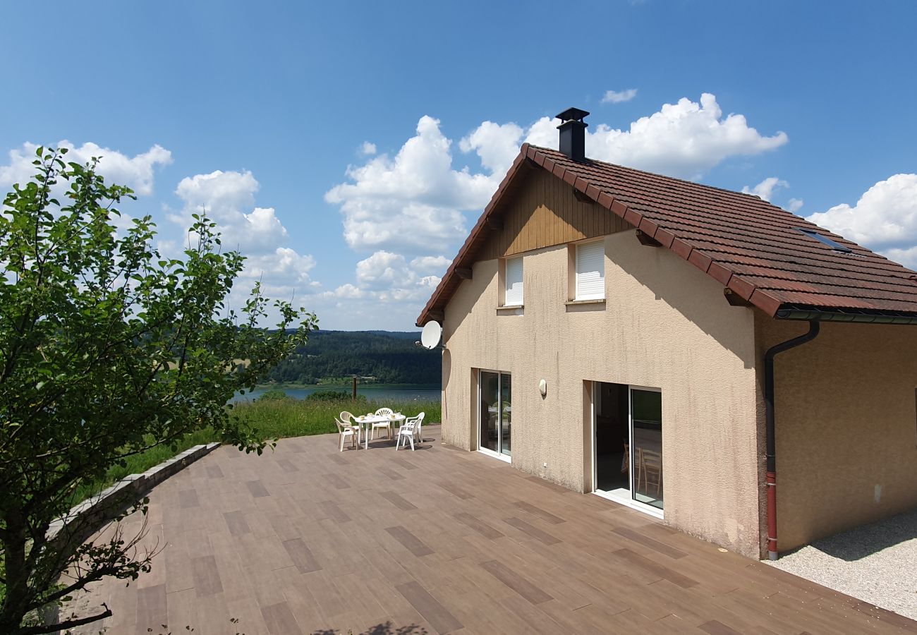 Maison à Montperreux - Grande maison de famille avec vue sur le lac