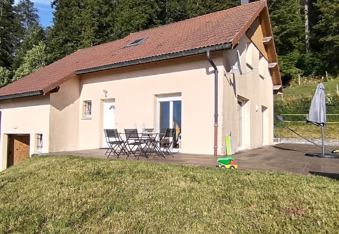 Maison à Montperreux - Grande maison de famille avec vue sur le lac