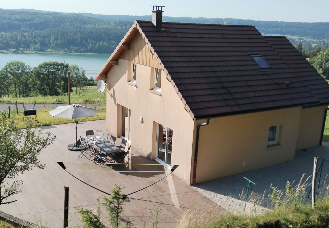 Maison à Montperreux - Grande maison de famille avec vue sur le lac